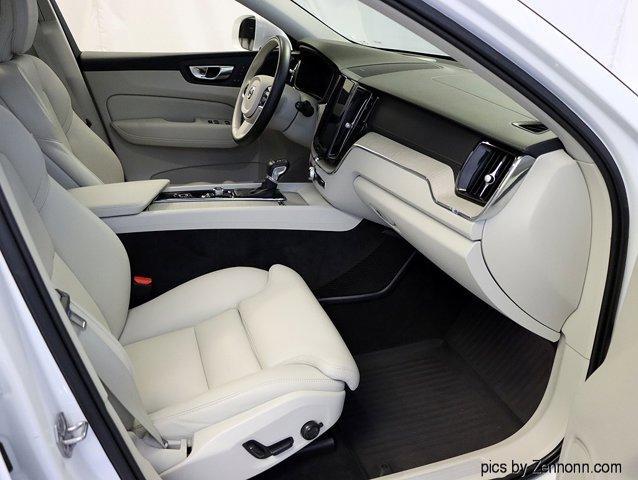 Photo of 2020 Crystal White Metallic Volvo XC60