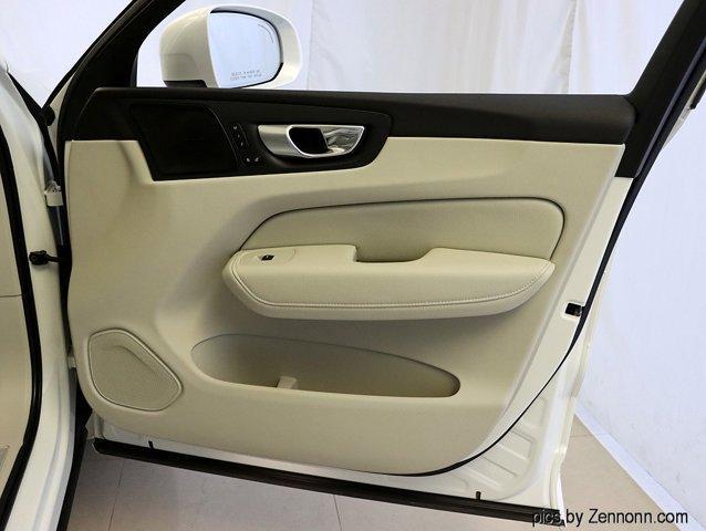 Photo of 2020 Crystal White Metallic Volvo XC60