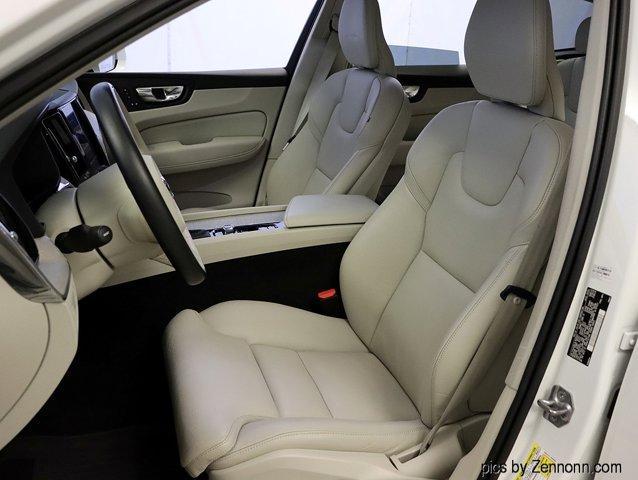 Photo of 2020 Crystal White Metallic Volvo XC60