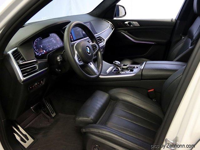 Photo of 2022 Mineral White Metallic BMW X7