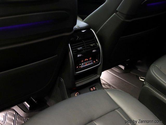 Photo of 2022 Mineral White Metallic BMW X7