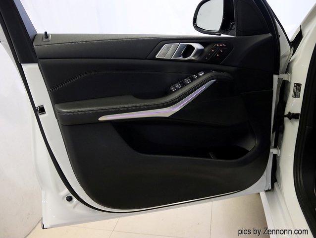 Photo of 2022 Mineral White Metallic BMW X7