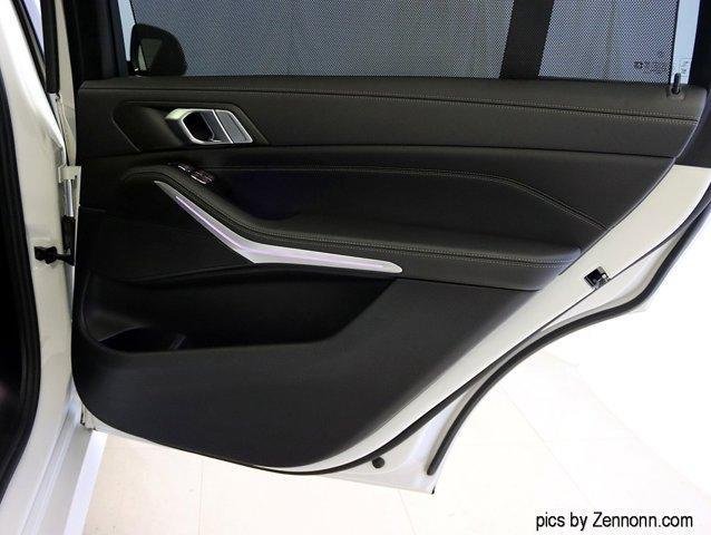 Photo of 2022 Mineral White Metallic BMW X7