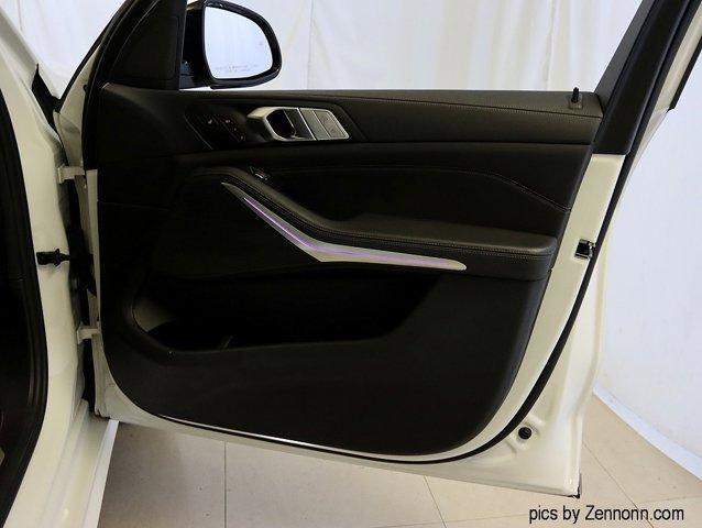 Photo of 2022 Mineral White Metallic BMW X7