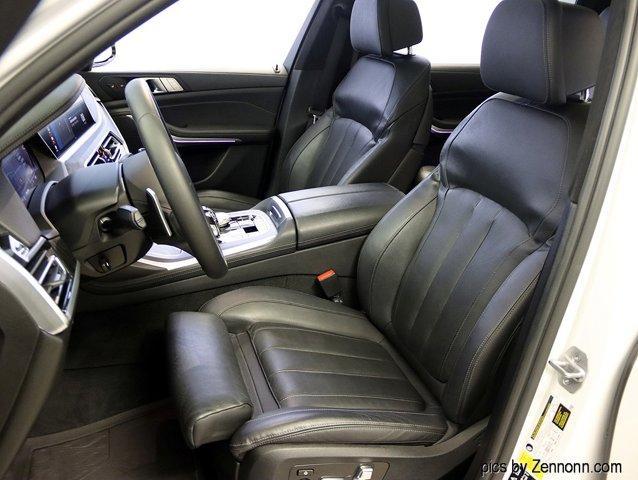 Photo of 2022 Mineral White Metallic BMW X7