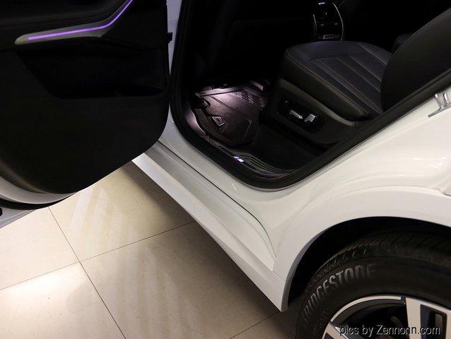 Photo of 2022 Mineral White Metallic BMW X7