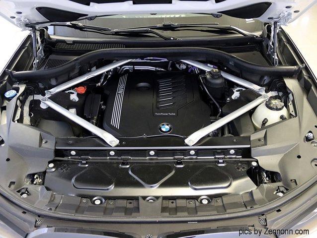 Photo of 2022 Mineral White Metallic BMW X7