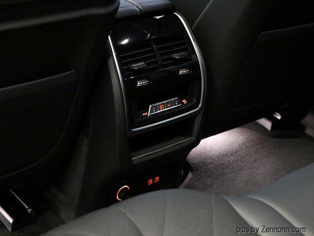 Photo of 2023 Mineral White Metallic BMW X7