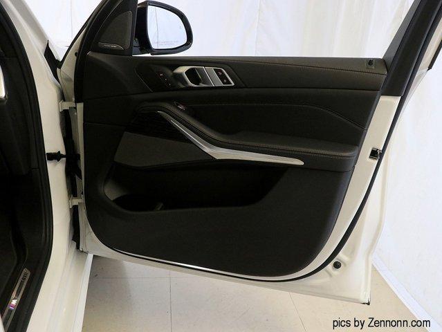 Photo of 2023 Mineral White Metallic BMW X7