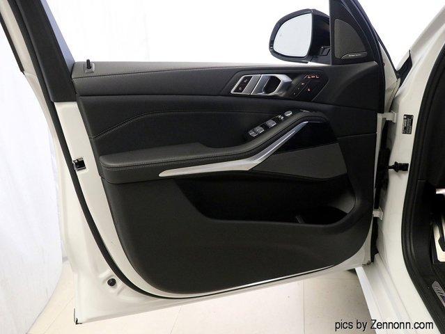 Photo of 2023 Mineral White Metallic BMW X7