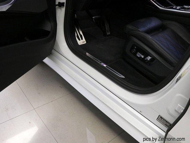 Photo of 2023 Mineral White Metallic BMW X7