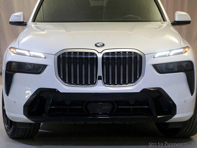 Photo of 2023 Mineral White Metallic BMW X7