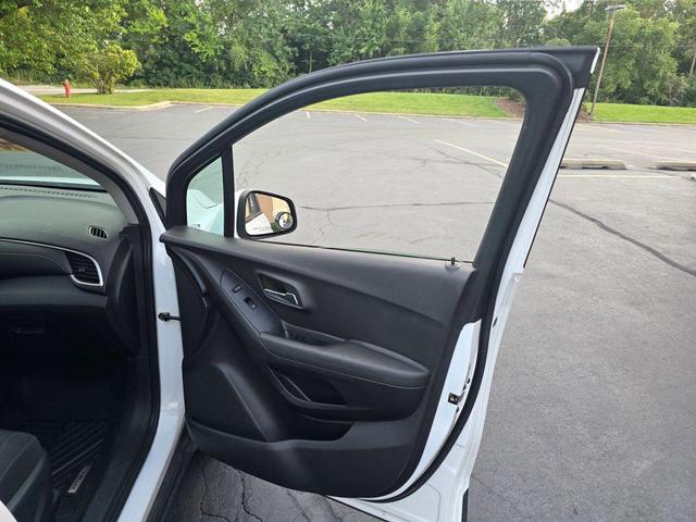 Photo of 2018 Summit White Chevrolet Trax