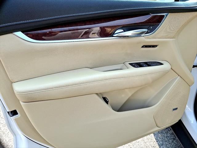Photo of 2018 Crystal White Tricoat - G1W Cadillac XT5