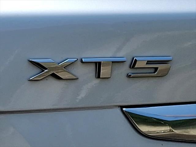 Photo of 2018 Crystal White Tricoat - G1W Cadillac XT5