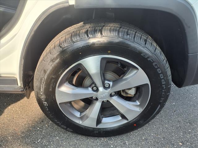 Photo of 2022 Bright White Clearcoat Jeep Cherokee