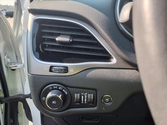Photo of 2022 Bright White Clearcoat Jeep Cherokee