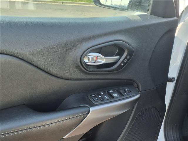 Photo of 2022 Bright White Clearcoat Jeep Cherokee