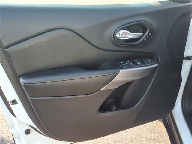 Photo of 2022 Bright White Clearcoat Jeep Cherokee