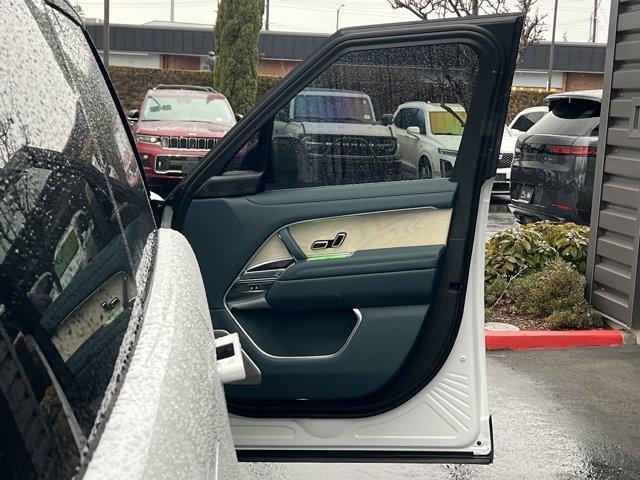 Photo of 2025 Ostuni Pearl White Land Rover Range Rover