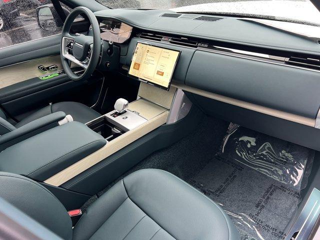 Photo of 2025 Ostuni Pearl White Land Rover Range Rover