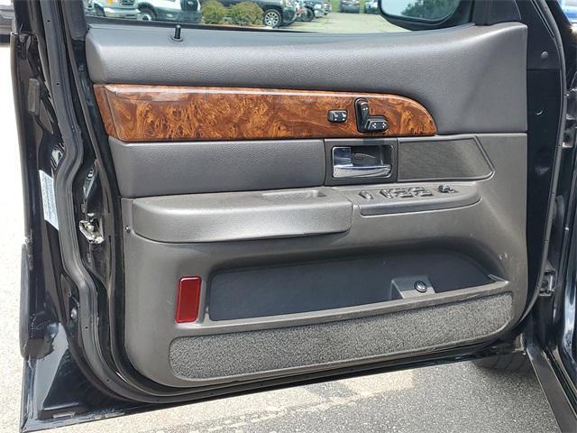 Photo of 2005 Black Clearcoat Mercury Grand Marquis
