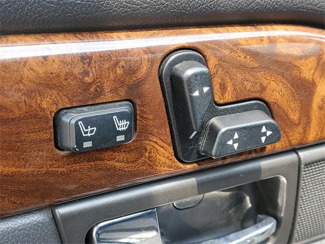 Photo of 2005 Black Clearcoat Mercury Grand Marquis