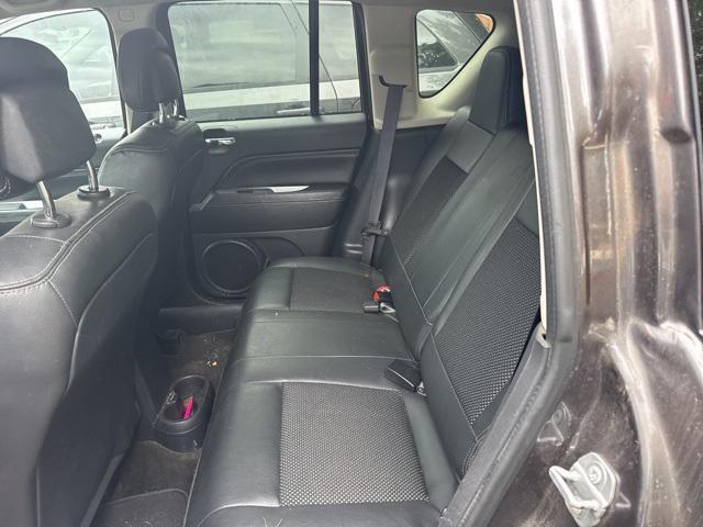 Photo of 2017 Granite Crystal Metallic Clearcoat Jeep Compass