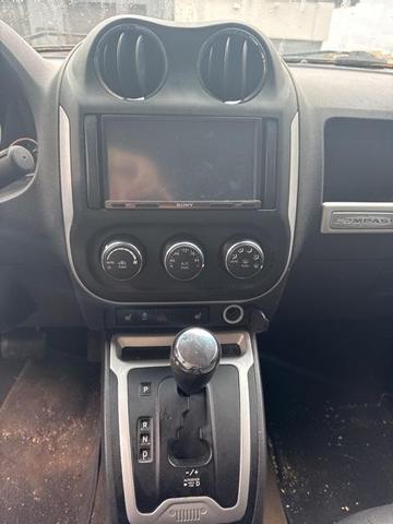 Photo of 2017 Granite Crystal Metallic Clearcoat Jeep Compass