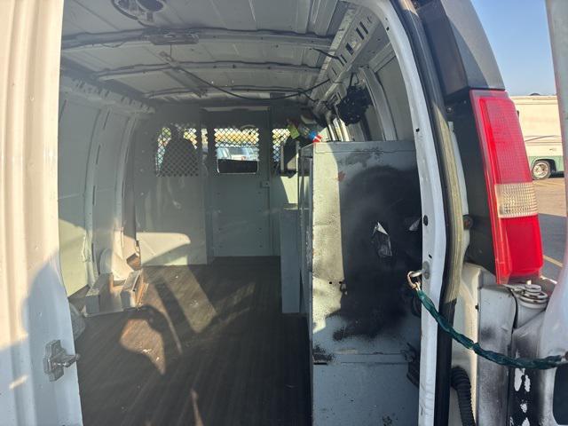 Photo of 2008 Summit White GMC Savana 3500