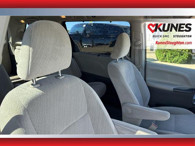 Photo of 2016 Midnight Black Metallic Toyota Sienna