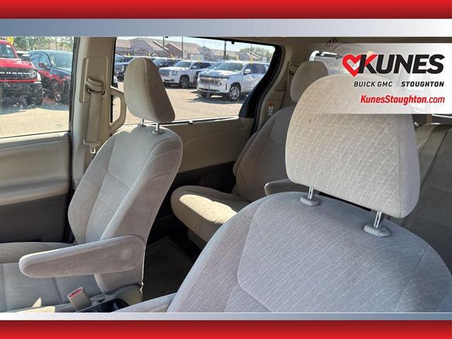 Photo of 2016 Midnight Black Metallic Toyota Sienna
