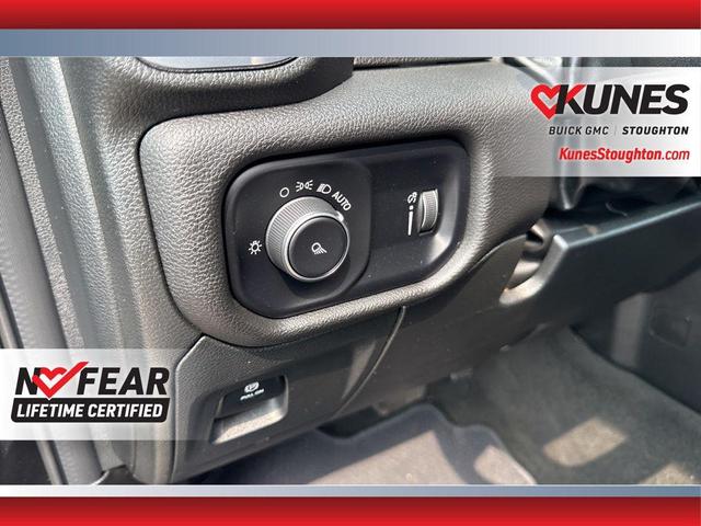 Photo of 2024 Diamond Black Crystal Pearlcoat RAM 1500