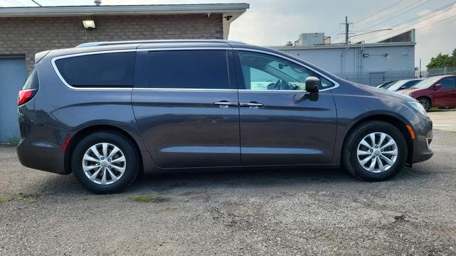 Photo of 2019 Magnetic Grey Metallic Chrysler Pacifica