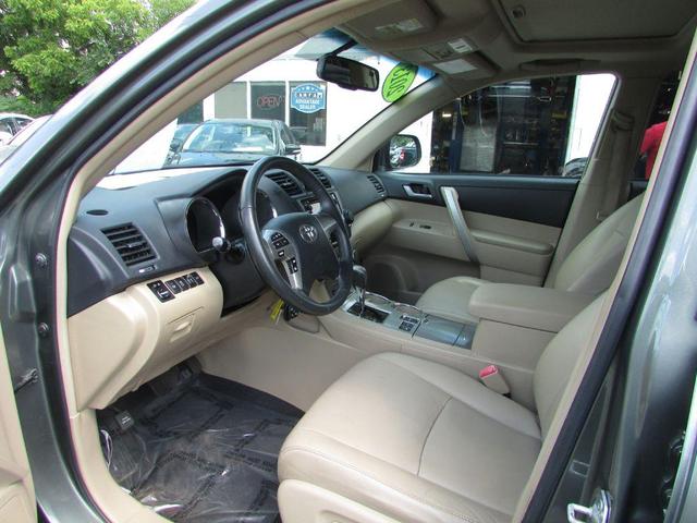 Photo of 2013 Gray Toyota Highlander