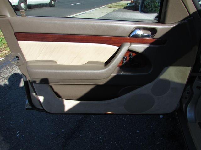 Photo of 1995 Gold Mercedes-Benz S-Class