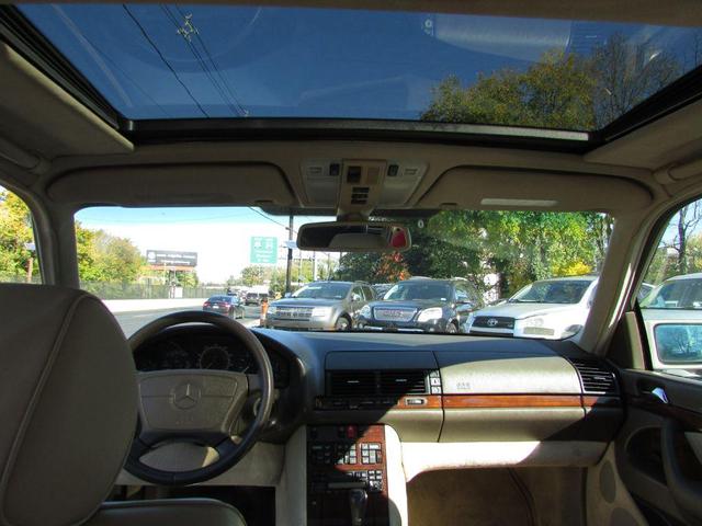 Photo of 1995 Gold Mercedes-Benz S-Class