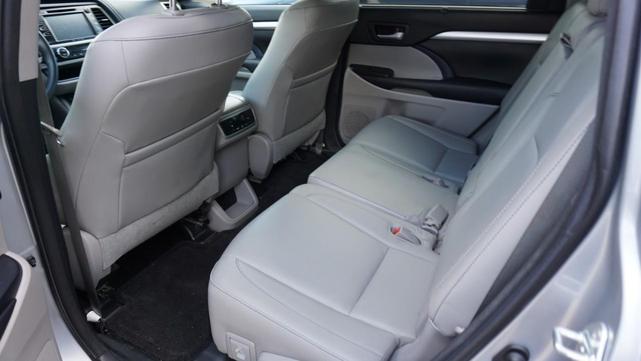 Photo of 2016 Silver Sky Metallic Toyota Highlander