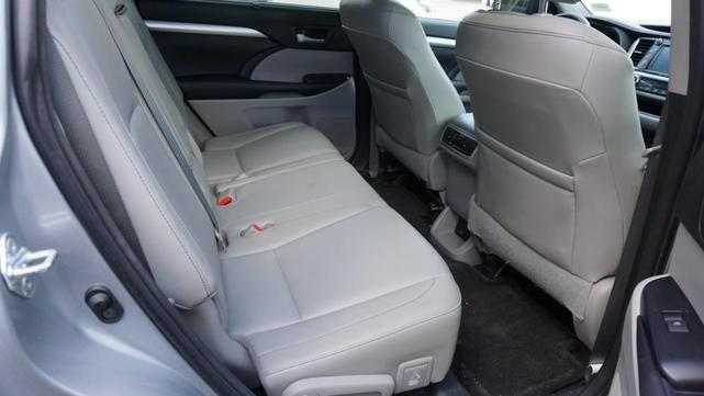 Photo of 2016 Silver Sky Metallic Toyota Highlander