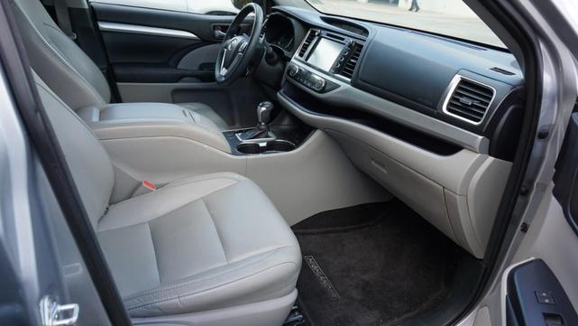 Photo of 2016 Silver Sky Metallic Toyota Highlander