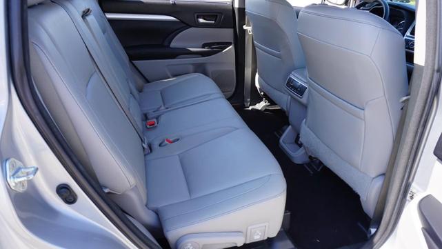 Photo of 2016 Silver Sky Metallic Toyota Highlander