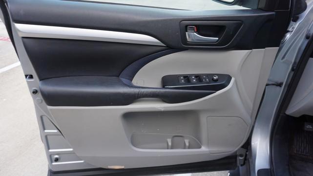 Photo of 2016 Silver Sky Metallic Toyota Highlander