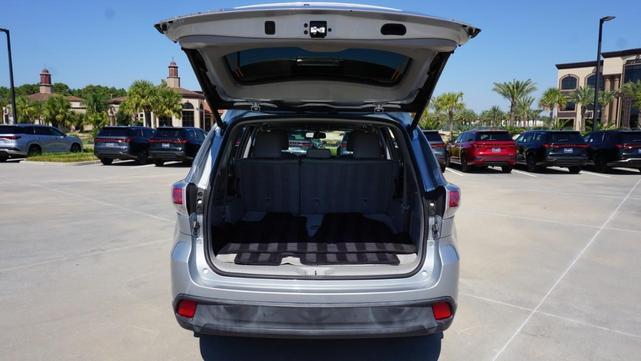 Photo of 2016 Silver Sky Metallic Toyota Highlander