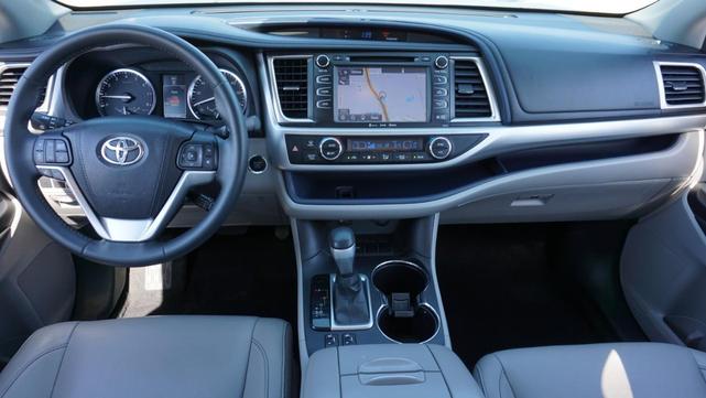 Photo of 2016 Silver Sky Metallic Toyota Highlander