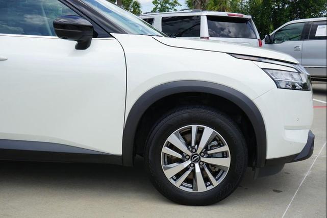 Photo of 2023 White Nissan Pathfinder
