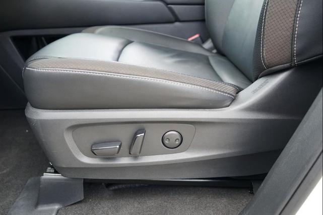 Photo of 2023 White Nissan Pathfinder