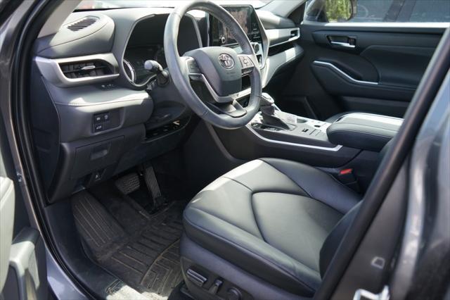 Photo of 2023 Gray Toyota Highlander
