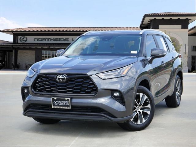 Photo of 2023 Gray Toyota Highlander
