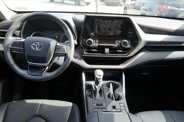 Photo of 2023 Gray Toyota Highlander