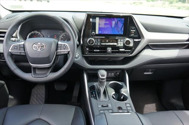 Photo of 2023 Gray Toyota Highlander